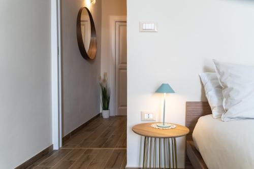 - une chambre avec un lit et une table dans l'établissement B&B La Finestra Sui Tetti, à Lanciano