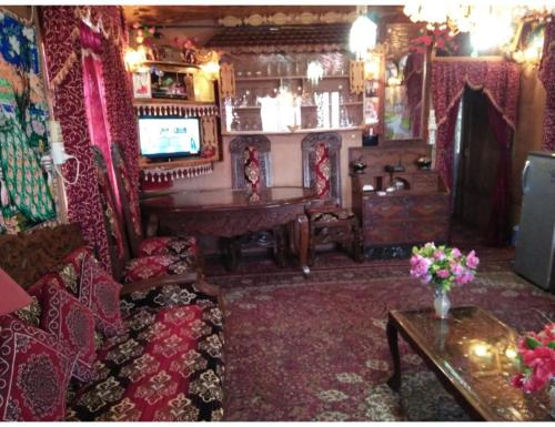 sala de estar con sofá y mesa en Houseboat New Light, Jammu & Kashmir en Srinagar