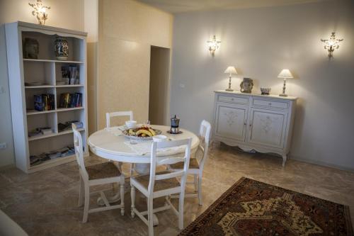 パドヴァにあるCasa Camilla Cityの白いテーブルと椅子のあるダイニングルーム
