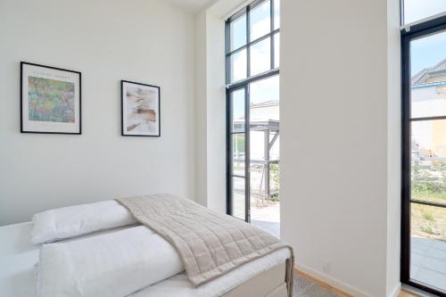 Ένα ή περισσότερα κρεβάτια σε δωμάτιο στο Cozy and Bright Apartments with Balcony & Private Car Park