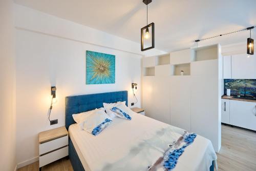 1 dormitorio con 1 cama con cabecero azul en Cloud 9 Studio in Infinity Beach Resort, en Mamaia