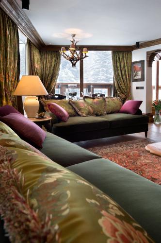 a living room with two couches and a window at Appartement d'Exception - Jardin Alpin - Courchevel 1850 in Courchevel