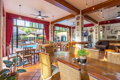 a dining room with a table and chairs at Baanpong Lodge in San Kamphaeng