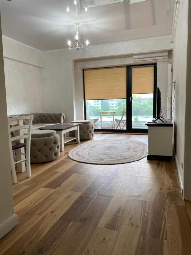 een woonkamer met een bank en een tafel bij Aparthotel Mirage Sunset - zona Hotel Rex in Mamaia