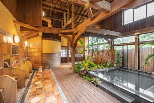 una piscina coperta nel mezzo di una casa di Shorenkan Yoshinoya a Kyotango