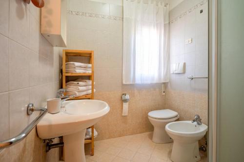 un baño con lavabo e inodoro en Flower House in Villa carisciola, en Carovigno
