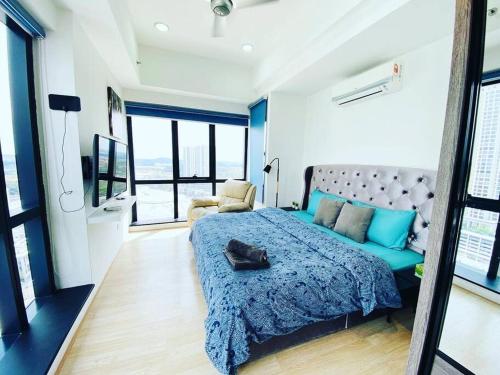 1 dormitorio con 1 cama azul y 1 sofá en Super King-Sized Studio-Revo, en Kuala Lumpur