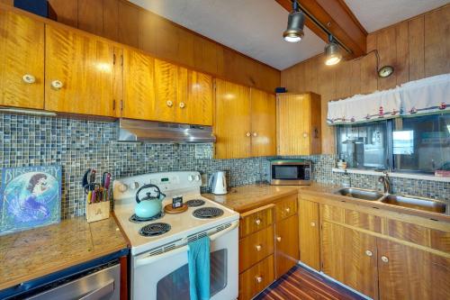Η κουζίνα ή μικρή κουζίνα στο Waterfront Birch Bay Cabin Beach Access and Sunsets
