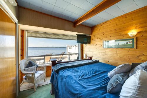 1 dormitorio con cama y vistas al océano en Waterfront Birch Bay Cabin Beach Access and Sunsets, en Blaine