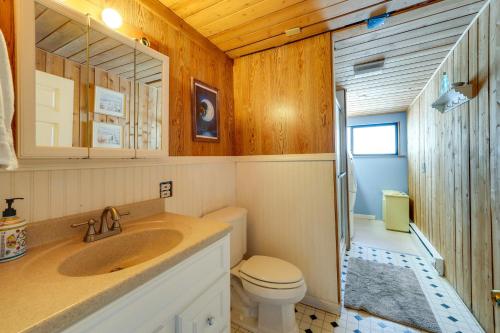 y baño con aseo, lavabo y ducha. en Waterfront Birch Bay Cabin Beach Access and Sunsets, en Blaine