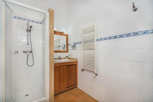 y baño con ducha y lavamanos. en Malagarba, en Pollensa