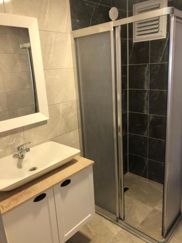 a bathroom with a shower and a sink at Rinascente in Edirne