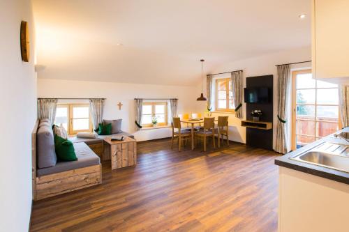 ein Wohnzimmer mit einem Sofa und einem Tisch in der Unterkunft Schleipfnerhof Urlaub auf dem Bauernhof in Bernau am Chiemsee