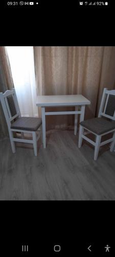 2 chaises, une table, une table et un banc dans l'établissement Residence familiar Manu, à Tîrgu Neamţ
