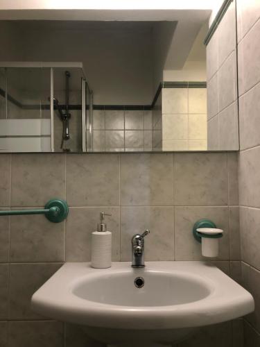 ein Badezimmer mit einem weißen Waschbecken und einem Spiegel in der Unterkunft B&B Uva Fragola in Perugia