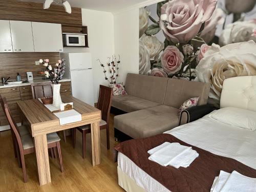 サニービーチにあるApart Sweet Homes 5 - Apartments for guestsのリビングルーム(ソファ、テーブル付)