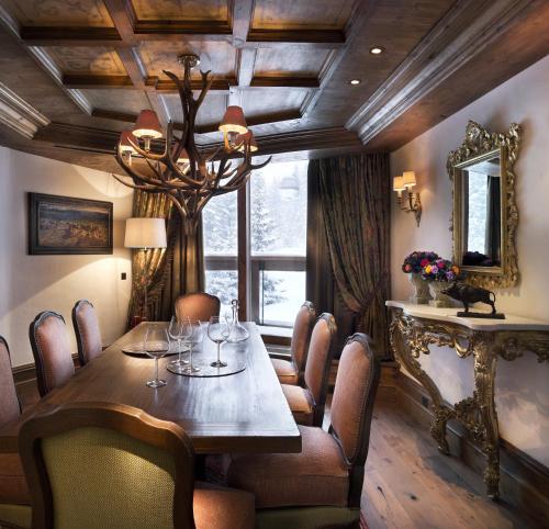 Appartement d'Exception - Jardin Alpin - Courchevel 1850にあるシーティングエリア