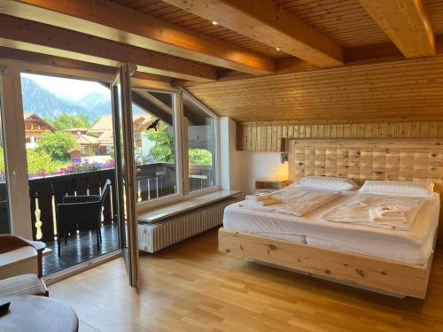 Postel nebo postele na pokoji v ubytování Gästehaus Forggensee