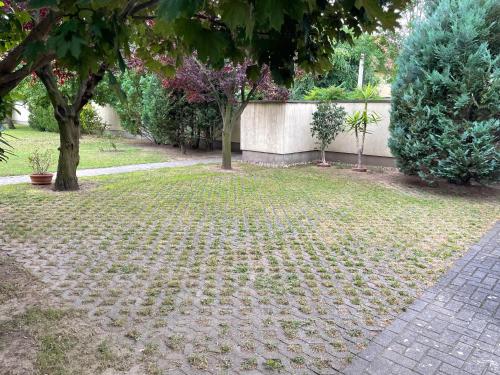 A garden outside Nefelejcs Apartman