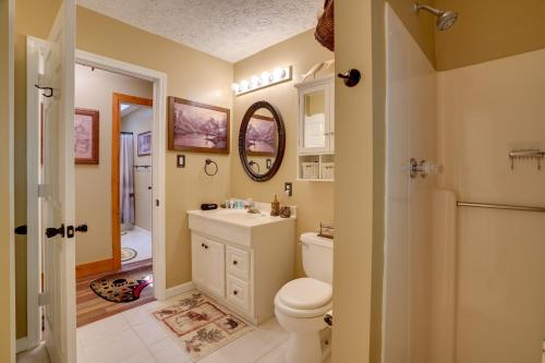 y baño con aseo, lavabo y espejo. en Cadiz Vacation Home with Deck Walk to Lake Barkley, en Cadiz