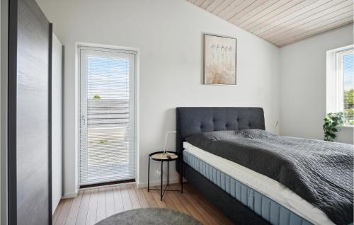 1 dormitorio con cama y ventana en Cozy Home In Sams With Kitchen en Onsbjerg