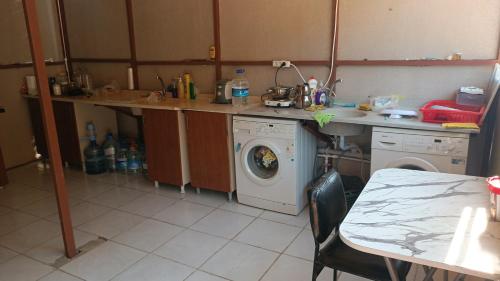 uma cozinha com um lavatório e uma máquina de lavar roupa em Es&Es campıng ve bungalov em Köyceğiz