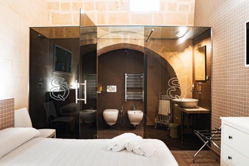 マテーラにあるアイ クワルティ ソッターニのバスルーム(洗面台2つ、小便器2つ付)