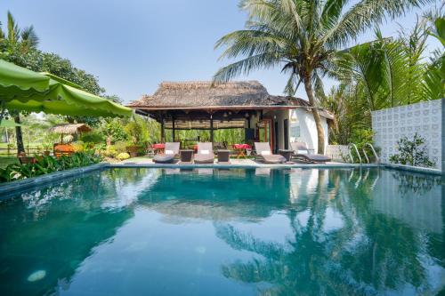 uma piscina em frente a uma villa em RAON Hoi An - STAY 24H em Hoi An