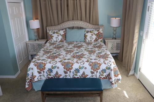 1 dormitorio con 1 cama y 2 mesas con lámparas en Dunesberry, en Gulf Shores