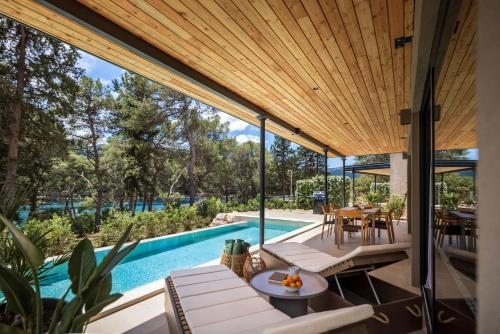 zewnętrzny widok na dom z basenem w obiekcie Valamar Amicor Green Resort w mieście Stari Grad
