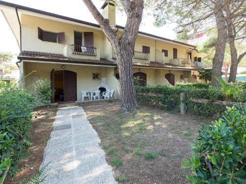 een extern uitzicht op het huis vanuit de tuin bij Pleasant villa in Carole with shared pool in La Fagiana