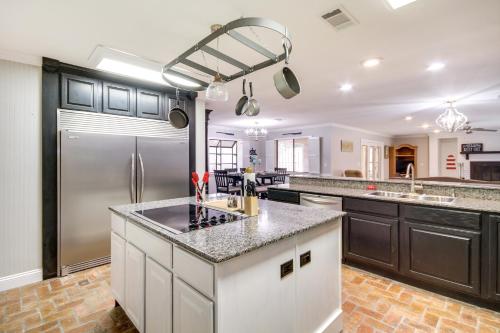 Una cocina o kitchenette en Spacious Biloxi Home with Patio and Private Yard!
