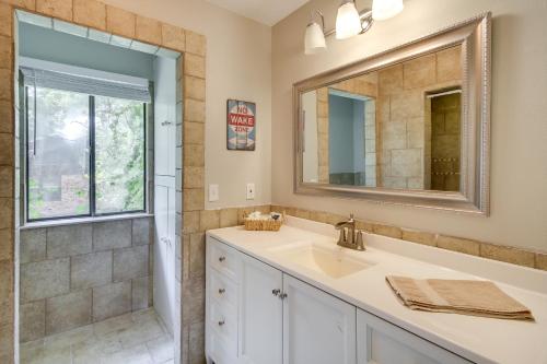 ein Bad mit einem Waschbecken und einem Spiegel in der Unterkunft Spacious Biloxi Home with Patio and Private Yard! in Biloxi