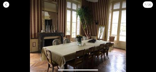 jadalnia ze stołem, krzesłami i oknami w obiekcie Suite privée bleu au château de la Franceule w mieście Janzé