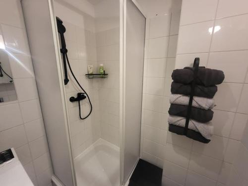 a bathroom with a shower with black and white towels at Exklusive Gartenwohnung in Vienna
