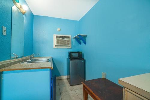 Kuchyň nebo kuchyňský kout v ubytování Plaza Motel Corpus Christi by OYO
