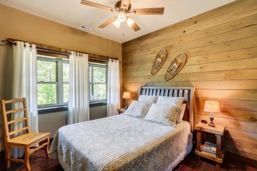 1 dormitorio con 1 cama y pared de madera en Unique Burnsville Home with Gorgeous Mountain Views, en Busick