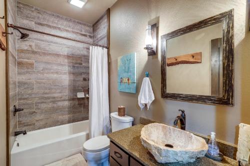 y baño con lavabo, bañera y aseo. en Unique Burnsville Home with Gorgeous Mountain Views, en Busick