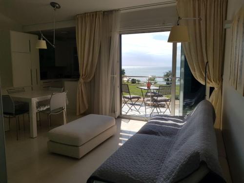 een woonkamer met een bank en uitzicht op de oceaan bij Apartments Fontana Zambratija in Zambratija