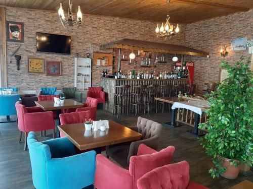 un restaurante con mesas y sillas y una pared de ladrillo en Hotel kafkasya, en Kars