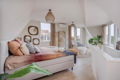 een slaapkamer met een bed met kussens erop bij Enschede91 in Enschede