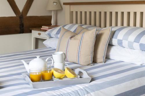 Cama o camas de una habitación en Dorset Holiday Barns