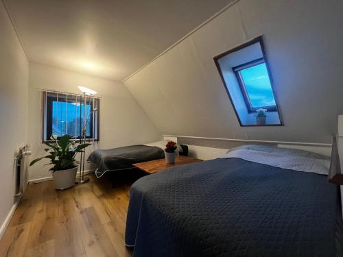 ein Schlafzimmer mit einem blauen Bett und einem Fenster in der Unterkunft Cozy Holeby House Close to Puttgarden & Femern in Holeby