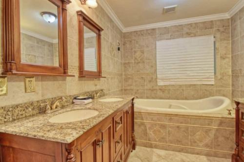 een badkamer met 2 wastafels en een bad bij Mountain View Bliss - Cozy 1BR Cabin in Sevierville