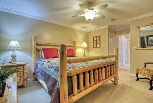 een slaapkamer met een houten bed en een plafondventilator bij Mountain View Bliss - Cozy 1BR Cabin in Sevierville