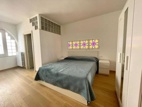 Schlafzimmer mit einem Bett und einem Fenster in der Unterkunft CASA GIOBERTI in Castellana Grotte