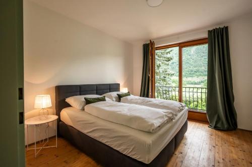 1 dormitorio con cama y ventana grande en Cottage 110, en Wösendorf