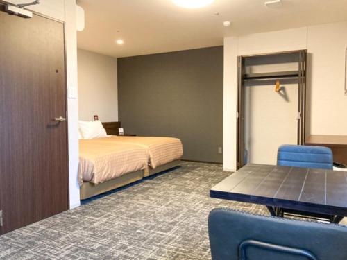 Un pat sau paturi într-o cameră la Hotel Livemax Premium Nagano Ekimae
