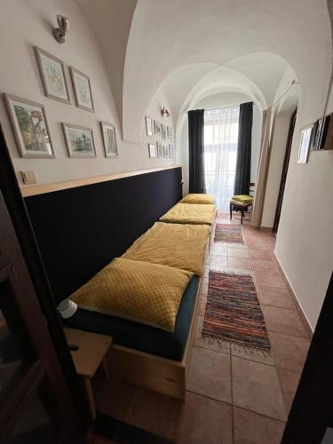 Un dormitorio con dos camas en una habitación. en Historický apartmán v centre mesta-2min pešo na námestie, en Banská Bystrica
