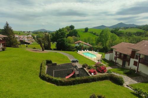 eine Luftansicht auf einen Garten mit einem Pool und einem Haus in der Unterkunft Adour Piscine Vue Montagnes in Souraïde